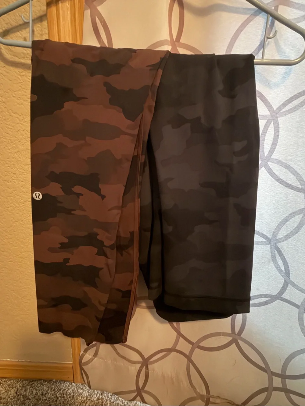 lululemon athletica women’s Camo Leggings Black and Maroon (21”-23” inseam)